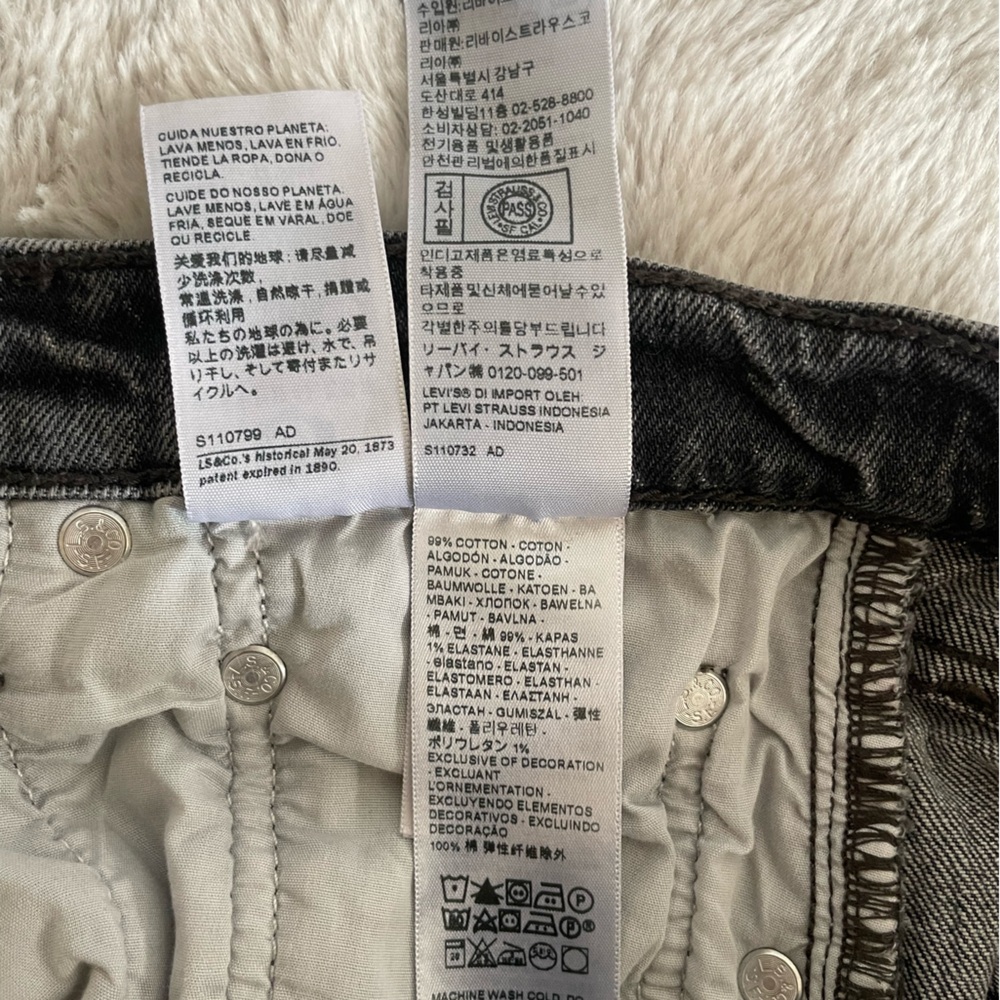 Levi’s rib cage straight ankle jeans in black - Picture 5 of 10